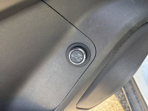 Used 2023 GMC Acadia SLE w/ Driver Convenience Package image 16