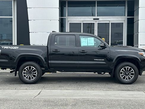Used 2023 Toyota Tacoma TRD Sport w/ Advanced Technology Package image 3