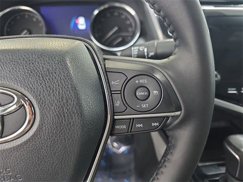 Used 2020 Toyota Camry XLE image 18