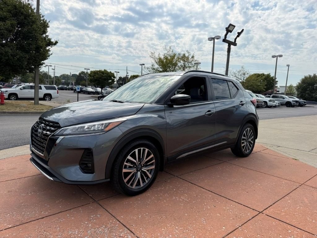 Used 2023 Nissan Kicks SR w/ SR Premium Package FWD image 3