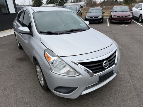Used 2019 Nissan Versa SV image 4