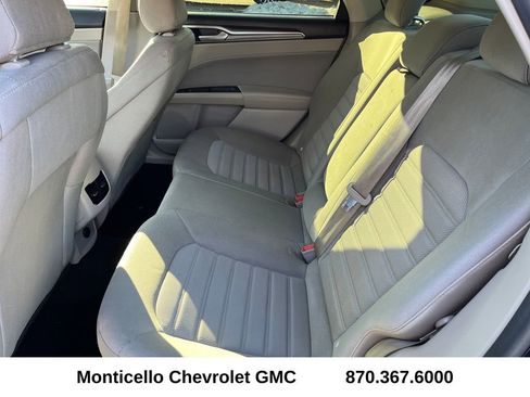 Used 2020 Ford Fusion SE image 25