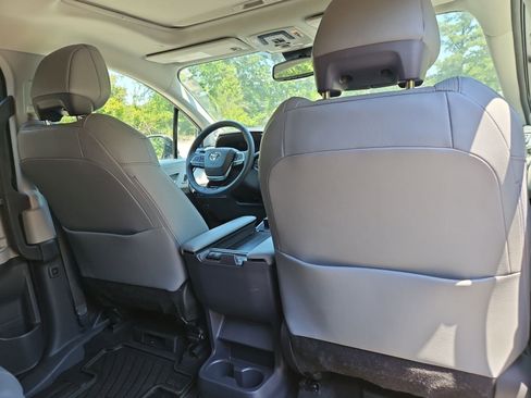 Used 2023 Toyota Sienna Limited AWD/4WD image 18