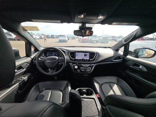 Used 2023 Chrysler Pacifica Touring-L w/ S Appearance Package FWD image 16