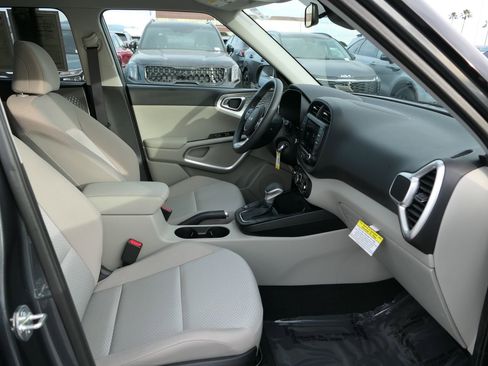 Used 2023 Kia Soul LX image 27