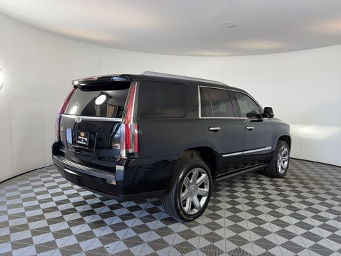 Used 2017 Cadillac Escalade Premium Luxury AWD/4WD image 10