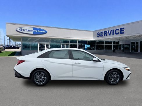 Certified 2024 Hyundai Elantra SEL FWD image 9