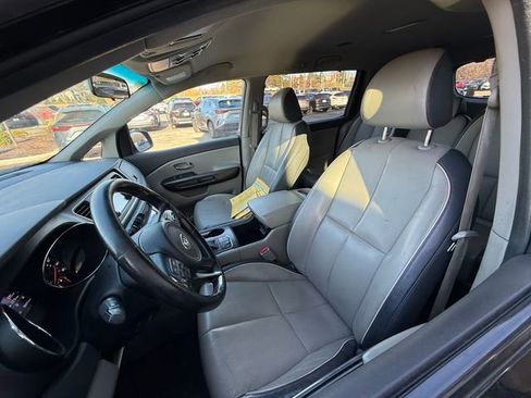 Used 2017 Kia Sedona LX w/ LX Essentials Premium Package image 6