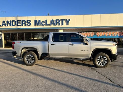 Used 2023 Chevrolet Silverado 2500 Custom w/ Custom Value Package image 3