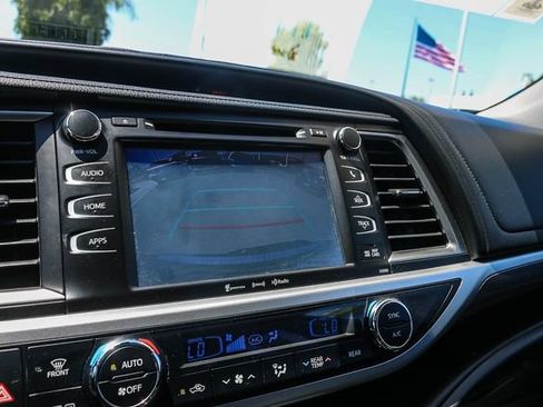 Used 2018 Toyota Highlander SE FWD image 32