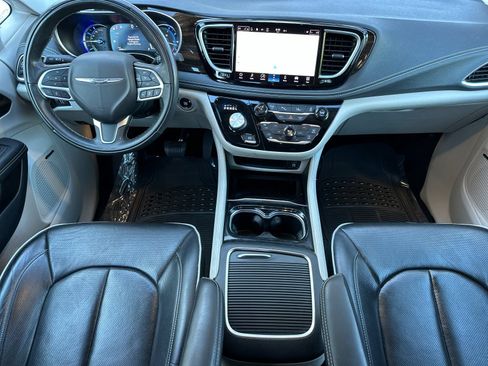 Used 2022 Chrysler Pacifica Limited w/ Uconnect Theater Family Group FWD image 12