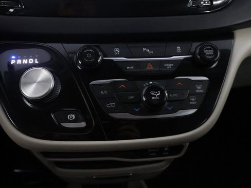 Used 2020 Chrysler Pacifica Touring-L image 47