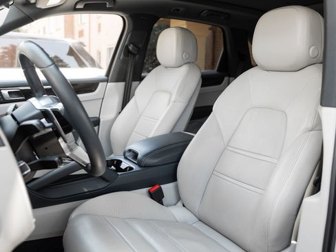 Certified 2023 Porsche Cayenne AWD/4WD image 5