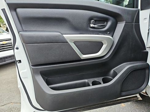 Used 2018 Nissan Titan SV image 15