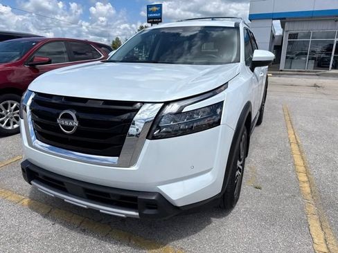 Used 2025 Nissan Pathfinder Platinum AWD/4WD image 3