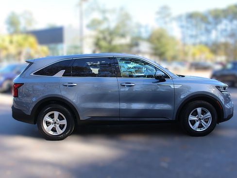 Used 2023 Kia Sorento LX image 12
