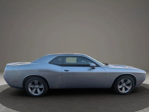 Used 2018 Dodge Challenger SXT image 4