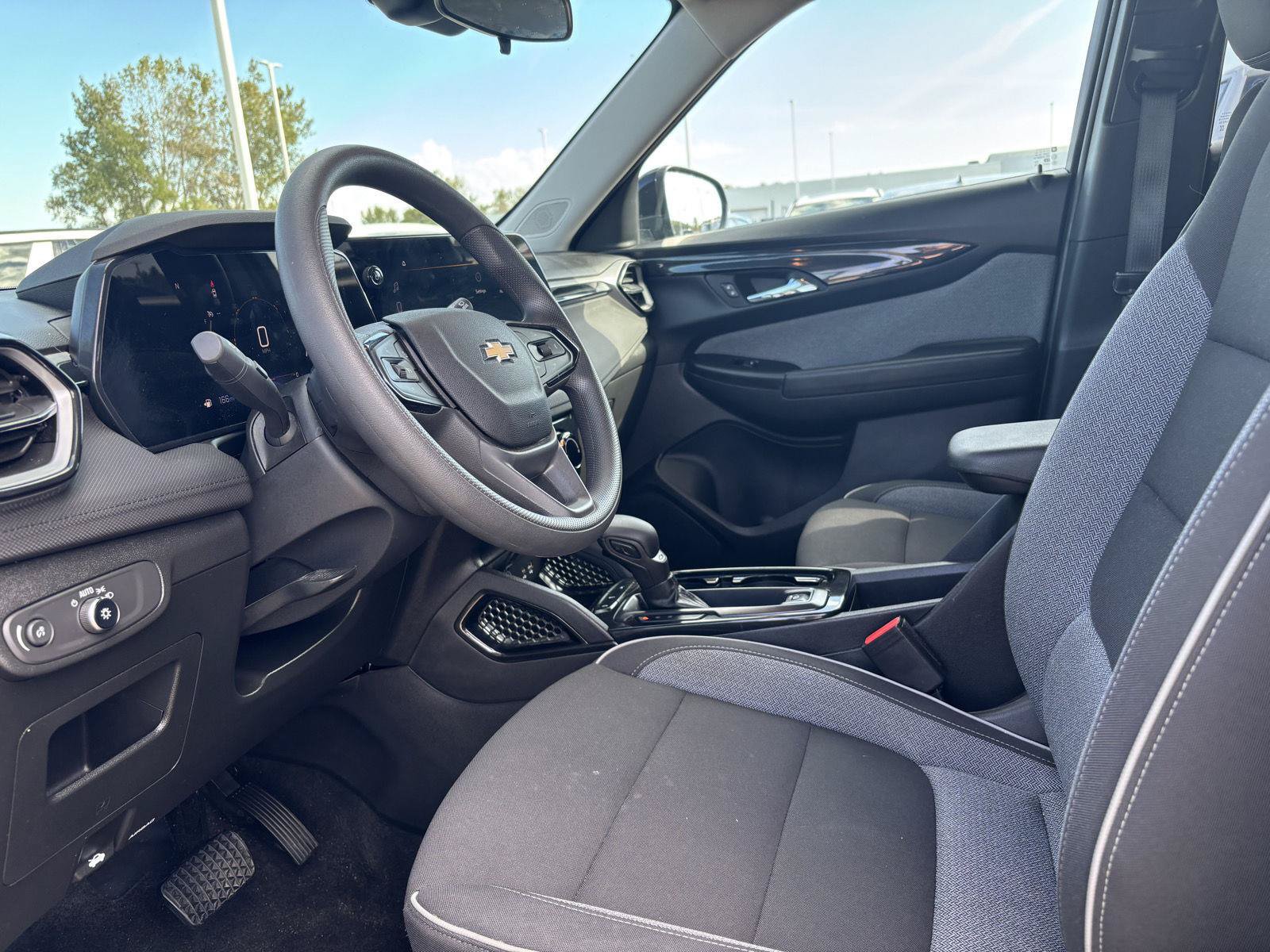 Used 2024 Chevrolet TrailBlazer LT w/ Driver Confidence Package FWD image 14