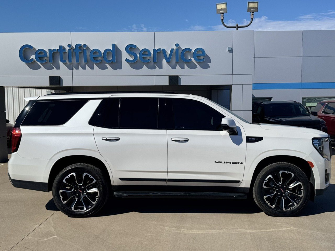 Used 2023 GMC Yukon SLT w/ SLT Premium Package AWD/4WD image 3