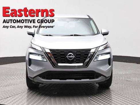 Used 2023 Nissan Rogue SV FWD image 2