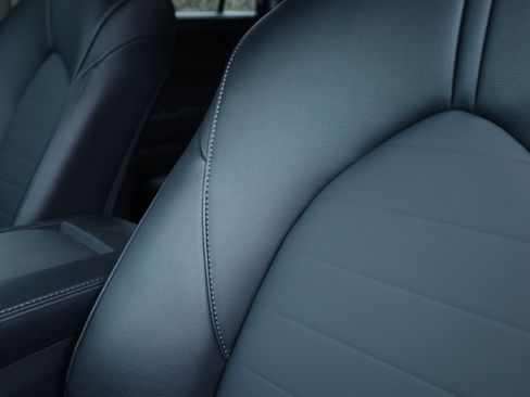 Used 2025 Toyota Highlander XLE image 28