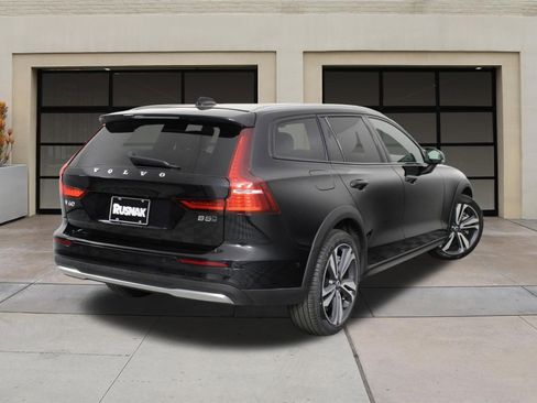 Certified 2025 Volvo V60 B5 Cross Country Plus AWD/4WD image 4