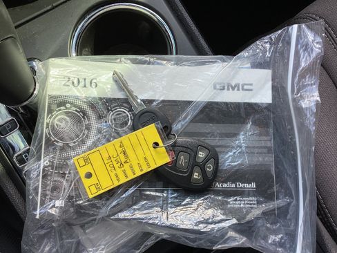 Used 2016 GMC Acadia SLE FWD image 23
