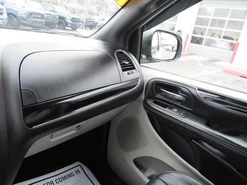 Used 2019 Dodge Grand Caravan SXT image 13