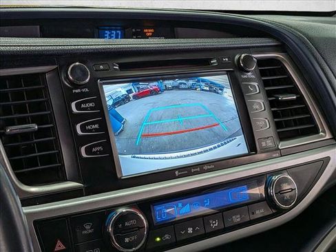 Used 2018 Toyota Highlander XLE w/ Carpet Mat Package (TMS) FWD image 12