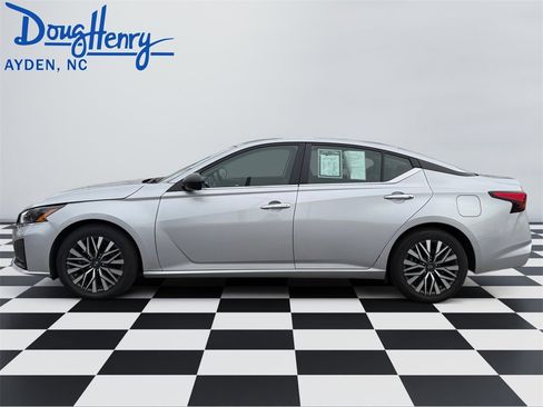 Used 2024 Nissan Altima 2.5 SV image 2