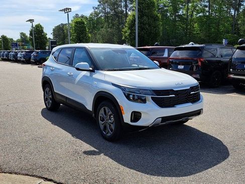 New 2026 Kia Seltos LX FWD image 3