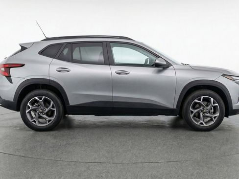 Used 2025 Chevrolet Trax LT image 11