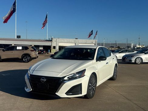 Certified 2025 Nissan Altima 2.5 SV FWD image 8