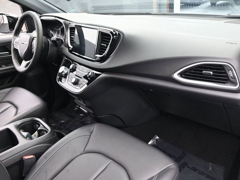 Used 2026 Chrysler Voyager LX image 43