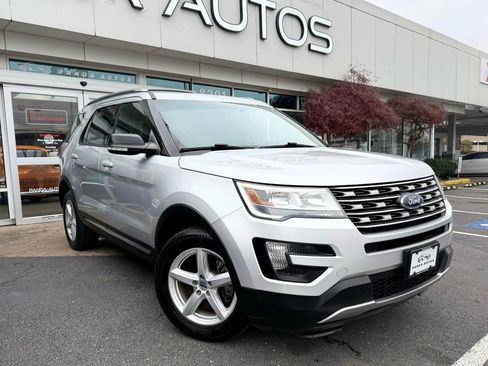 Used 2016 Ford Explorer XLT image 1