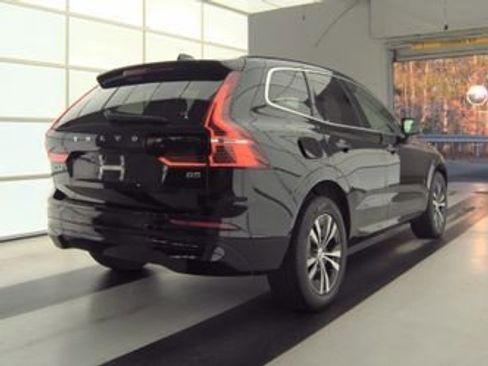 Used 2023 Volvo XC60 B5 Core image 2
