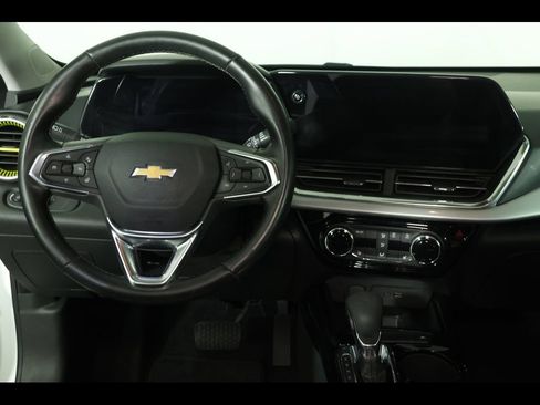 Used 2024 Chevrolet Trax LT w/ Sunroof Package FWD image 15