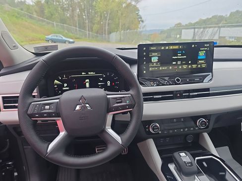 New 2025 Mitsubishi Outlander SEL image 15