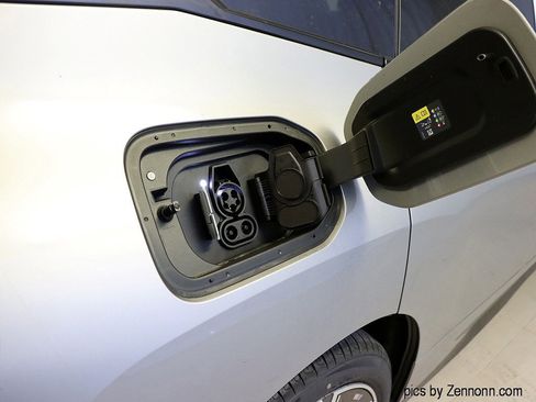 Used 2026 BMW iX xDrive60 image 10