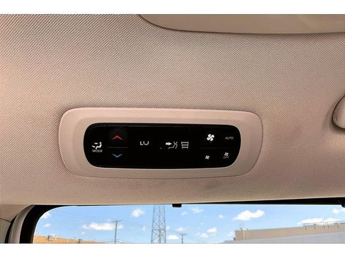 Certified 2024 Chrysler Pacifica Touring-L FWD image 13
