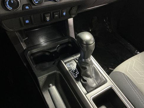 Used 2020 Toyota Tacoma TRD Off-Road AWD/4WD image 22