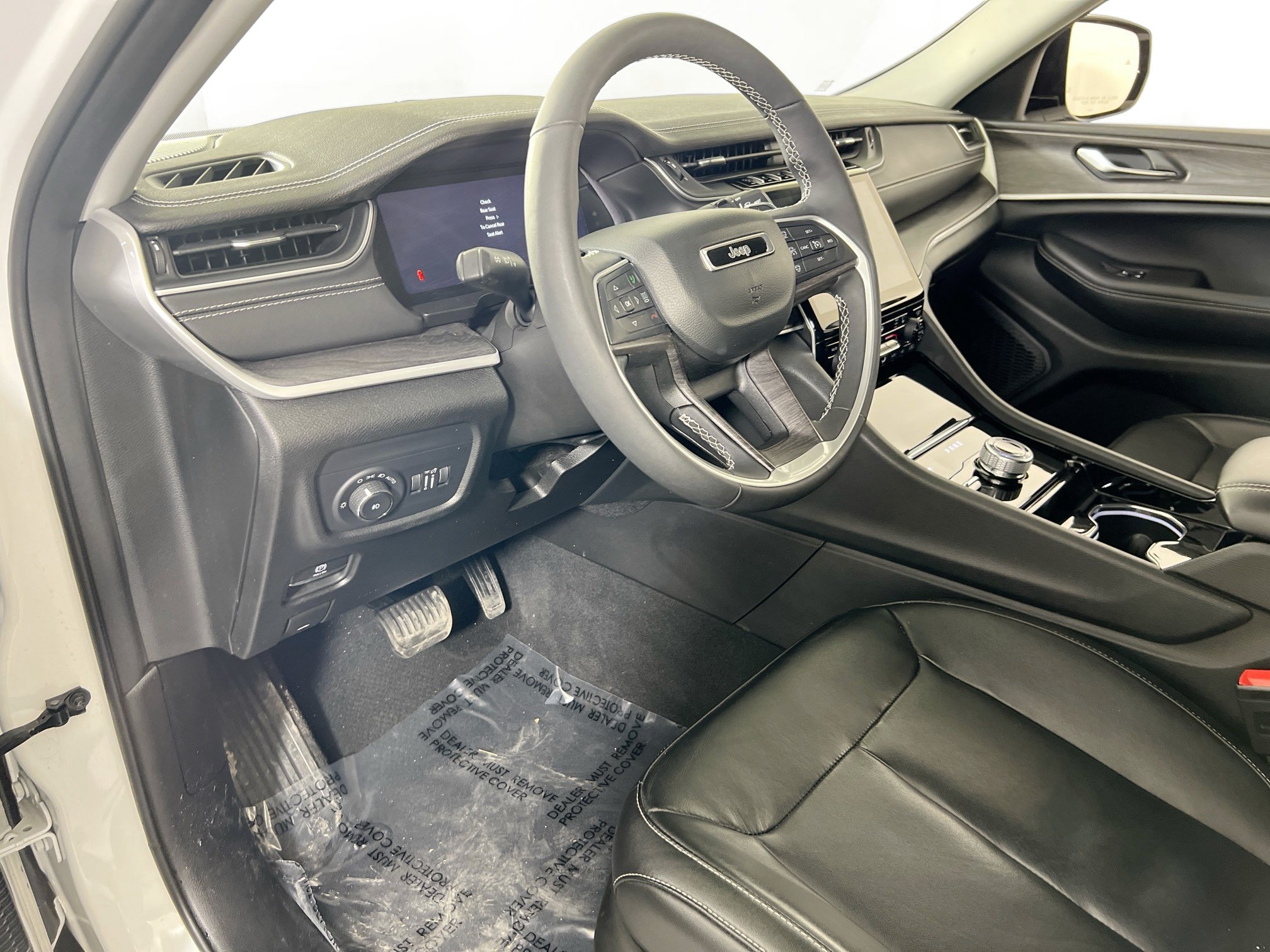 Used 2023 Jeep Grand Cherokee Limited AWD/4WD image 9
