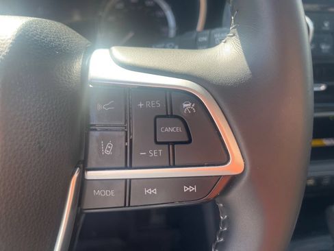 Used 2024 Toyota Highlander XLE AWD/4WD image 10