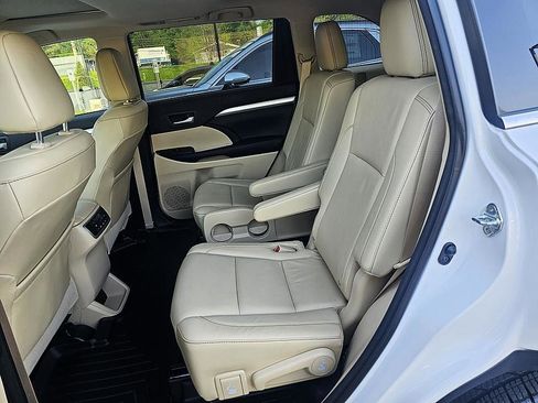 Used 2016 Toyota Highlander XLE image 25