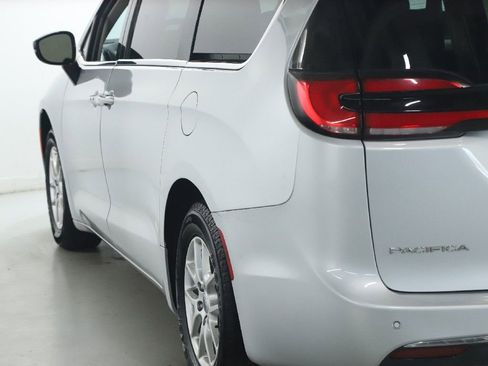 Used 2024 Chrysler Pacifica Touring-L FWD image 39