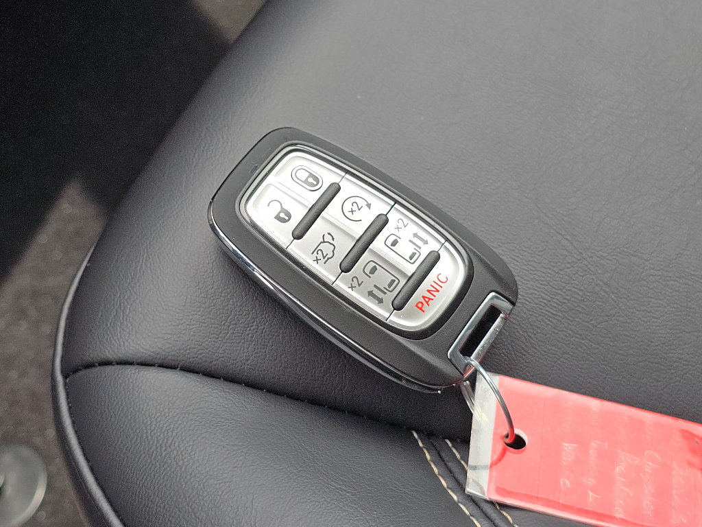 Used 2023 Chrysler Pacifica Touring-L AWD/4WD image 31