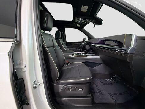 Used 2025 Cadillac Escalade ESV Premium Luxury AWD/4WD image 31