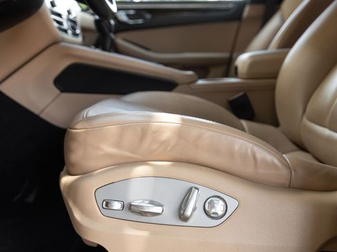 Certified 2023 Porsche Macan AWD/4WD image 21