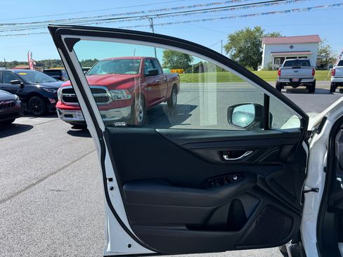 Used 2022 Subaru Outback Premium image 9