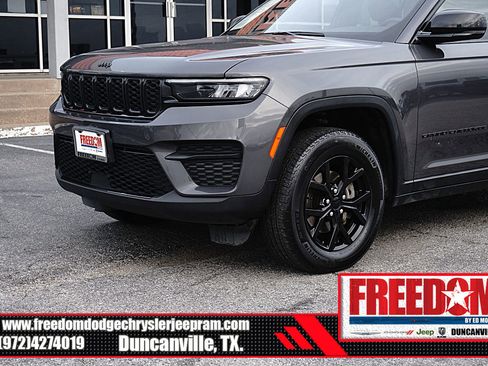 Used 2024 Jeep Grand Cherokee Altitude image 38